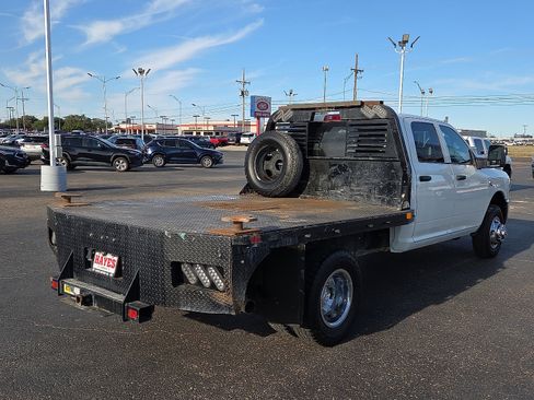 Used 2024 RAM 3500 Tradesman w/ Chrome Appearance Group AWD/4WD image 4