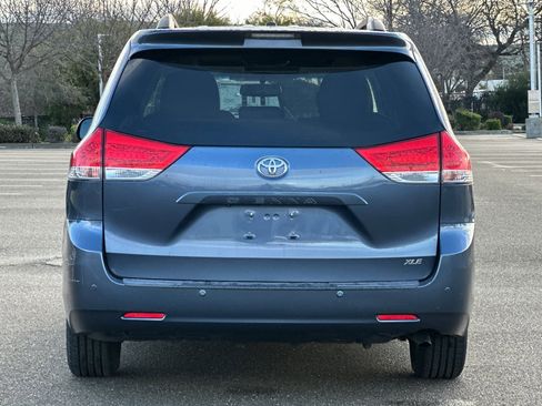 Used 2013 Toyota Sienna XLE image 5