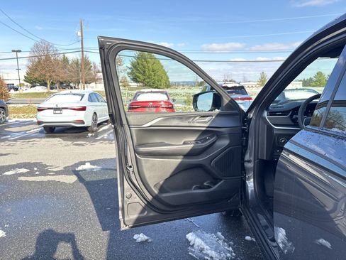 New 2025 Jeep Grand Cherokee Altitude image 15