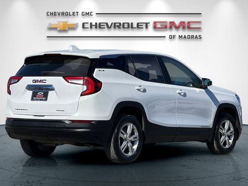 Used 2024 GMC Terrain SLE image 3