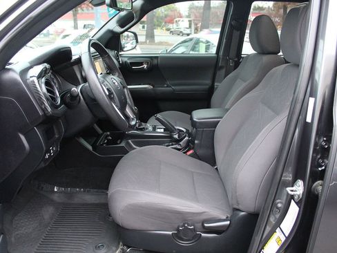 Used 2018 Toyota Tacoma TRD Off-Road image 23