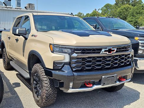 Used 2022 Chevrolet Silverado 1500 ZR2 w/ Technology Package AWD/4WD image 2