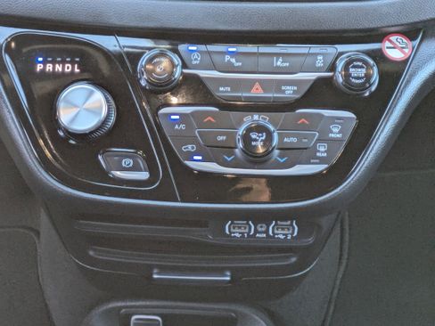 Used 2025 Chrysler Pacifica Select image 21