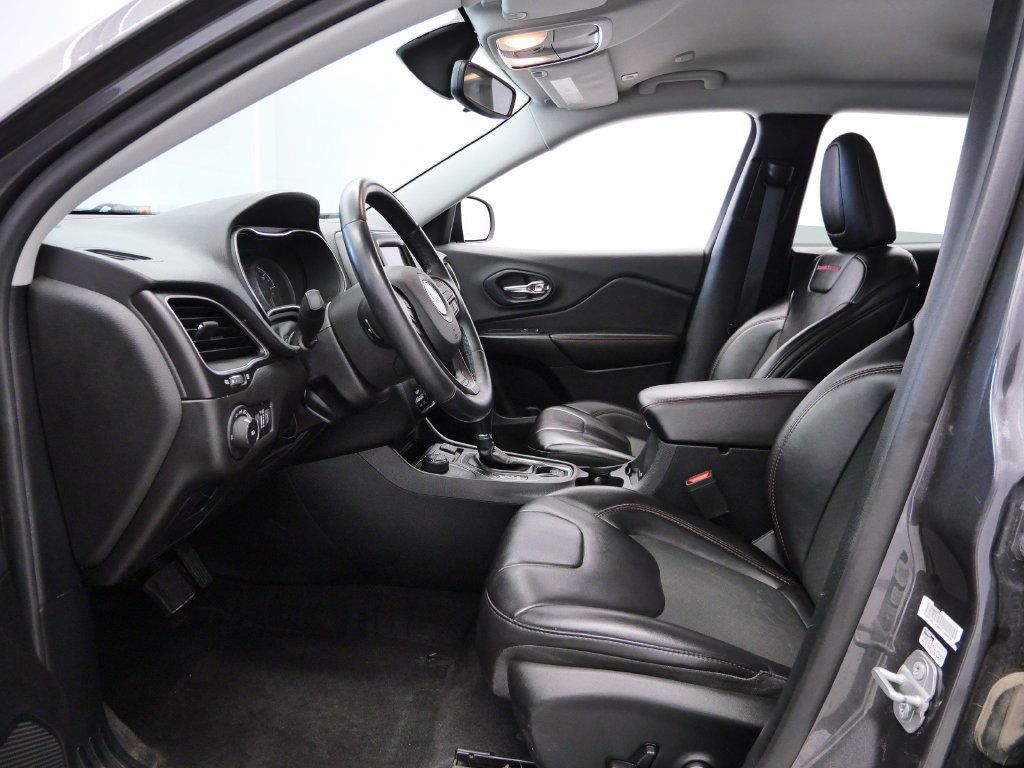 Used 2019 Jeep Cherokee Trailhawk w/ Cold Weather Group AWD/4WD image 10