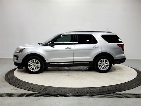 Used 2018 Ford Explorer XLT w/ Equipment Group 202A image 4