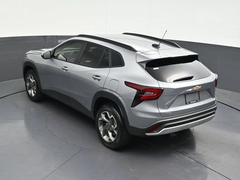 Used 2025 Chevrolet Trax LT FWD image 19