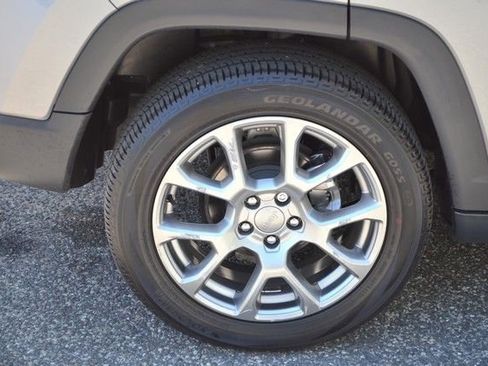 Used 2022 Jeep Compass Latitude w/ Sun and Sound Group AWD/4WD image 11