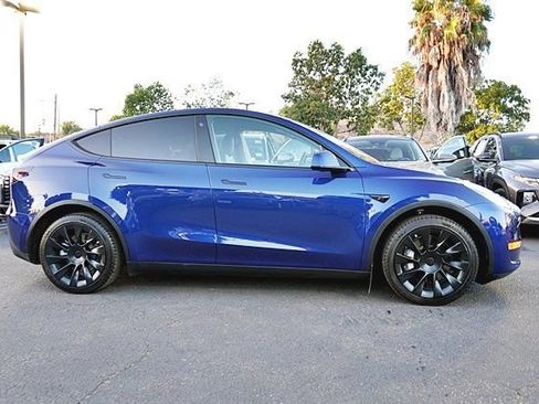 Used 2021 Tesla Model Y Long Range AWD/4WD image 3