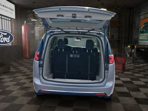 Used 2021 Chrysler Pacifica Touring-L FWD image 9