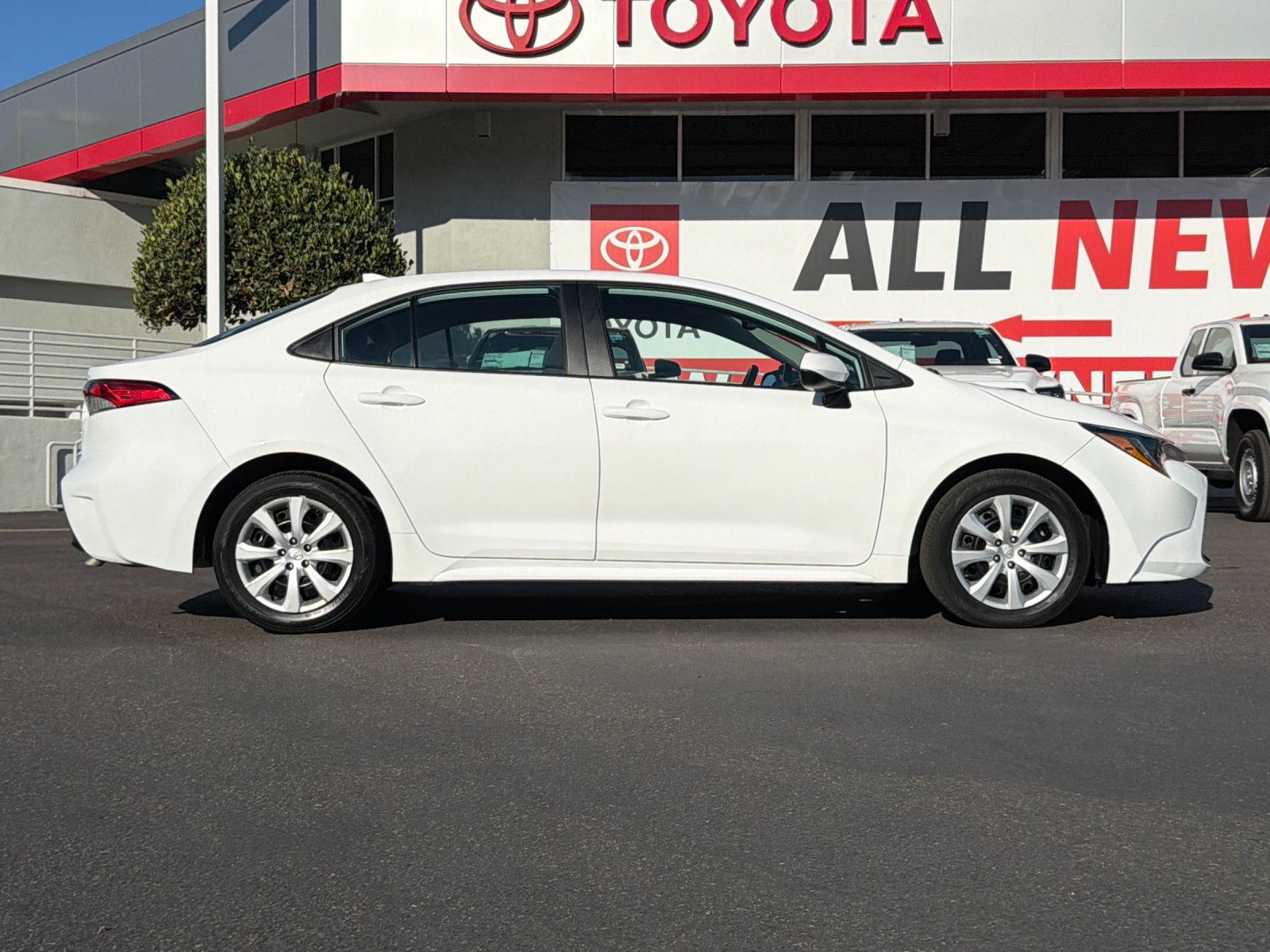 Used 2025 Toyota Corolla LE FWD image 6