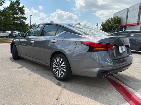 Used 2025 Nissan Altima 2.5 SV FWD image 8
