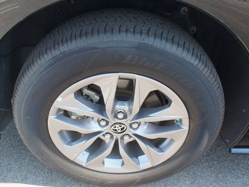 Used 2024 Toyota Sienna LE FWD image 25