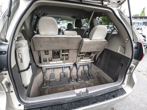 Used 2017 Toyota Sienna LE FWD image 33