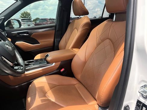 Used 2021 Toyota Highlander Platinum FWD image 10