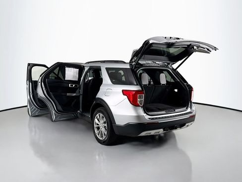 Used 2022 Ford Explorer XLT w/ Equipment Group 202A AWD/4WD image 26