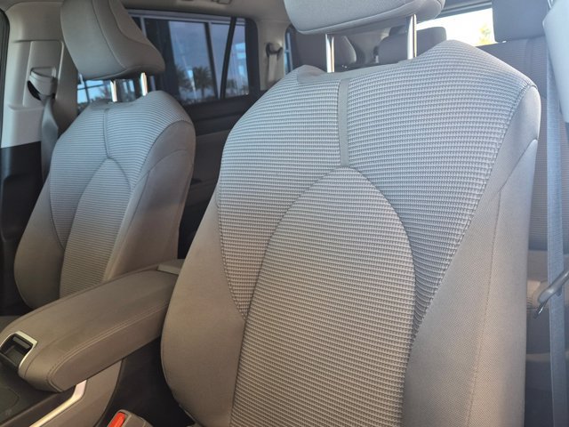 Used 2024 Toyota Highlander LE FWD image 14