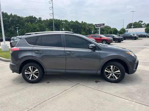 Used 2018 Toyota RAV4 XLE FWD image 8
