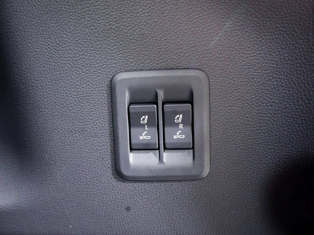 Used 2025 Lexus GX 550 w/ Accessory Package (2T) AWD/4WD image 16