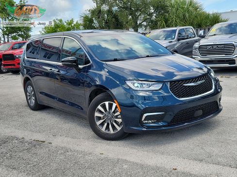 Used 2025 Chrysler Pacifica Select FWD image 1