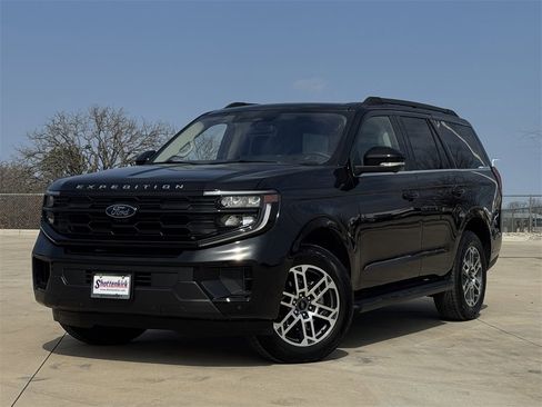Used 2025 Ford Expedition Active image 2