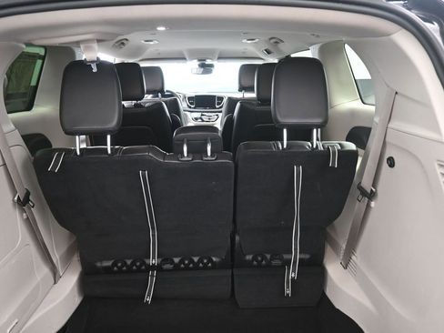 Used 2023 Chrysler Pacifica Touring-L image 25