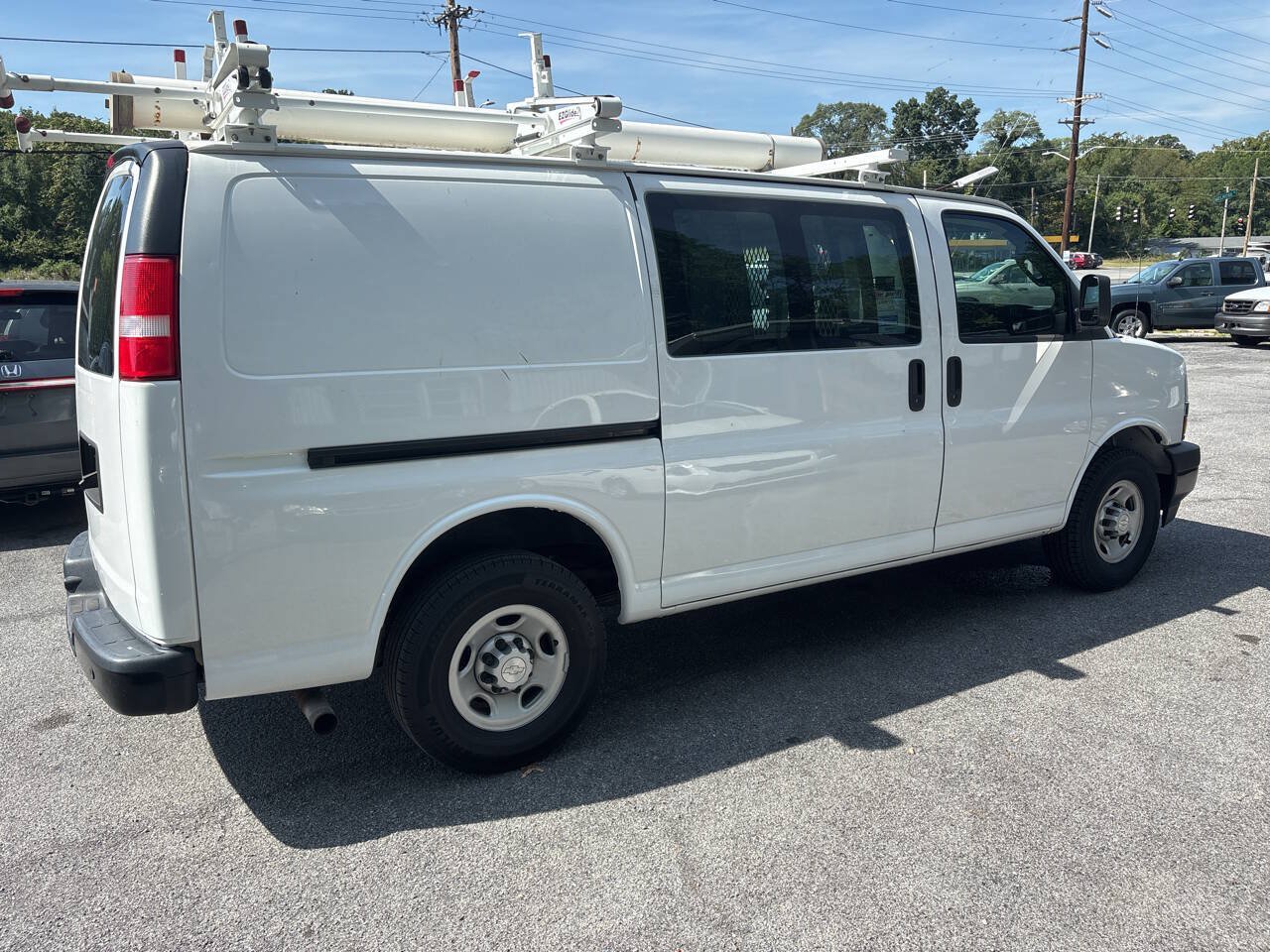 Used 2018 Chevrolet Express 2500 w/ Driver Convenience Package RWD image 11
