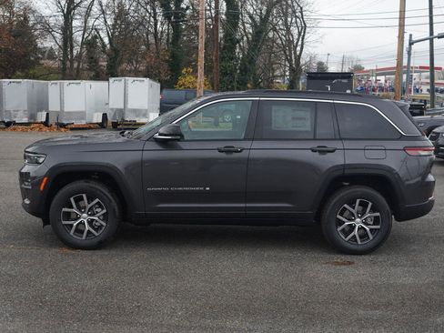 New 2025 Jeep Grand Cherokee Limited w/ Trailer Tow Package image 17