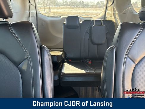 Used 2023 Chrysler Pacifica Touring-L image 43