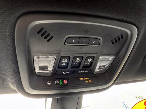 Used 2023 Chevrolet Traverse Premier AWD/4WD image 29