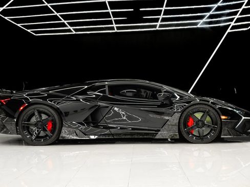 Used 2024 Lamborghini Revuelto image 13