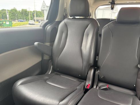 Used 2026 Kia Carnival FWD image 41