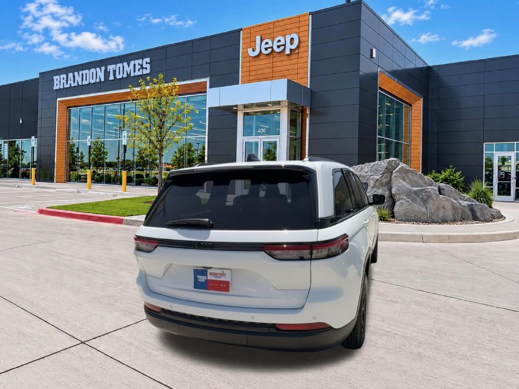 Used 2025 Jeep Grand Cherokee Altitude RWD image 7