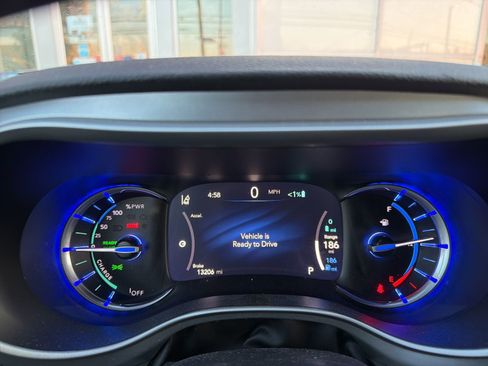 Used 2023 Chrysler Pacifica Touring-L w/ Uconnect Theater Family Group image 25