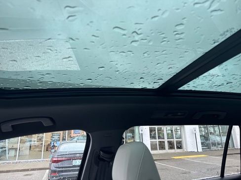 Certified 2022 Volkswagen Tiguan SE R-Line image 29