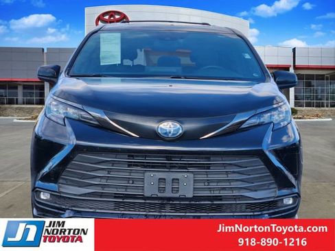 Used 2023 Toyota Sienna XLE Woodland Edition image 2