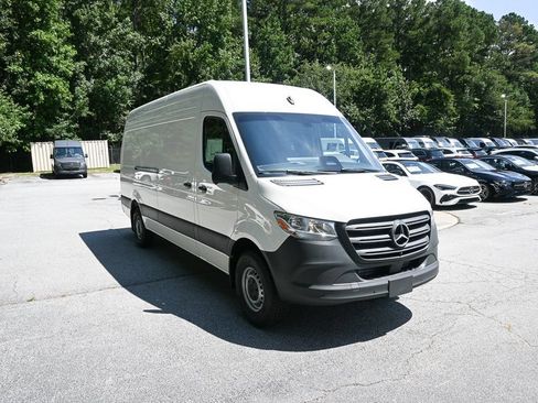 Used 2025 Mercedes-Benz Sprinter 2500 image 5
