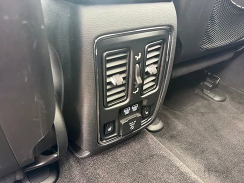Used 2015 Jeep Grand Cherokee SRT AWD/4WD image 27