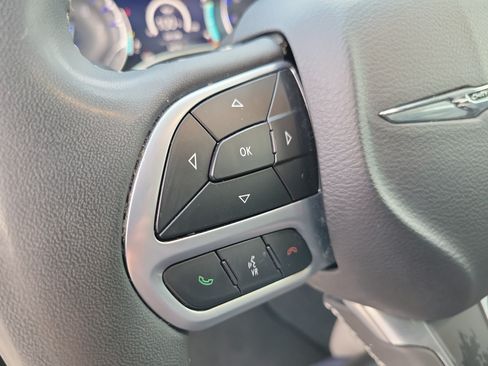 Used 2023 Chrysler Pacifica Touring-L FWD image 24
