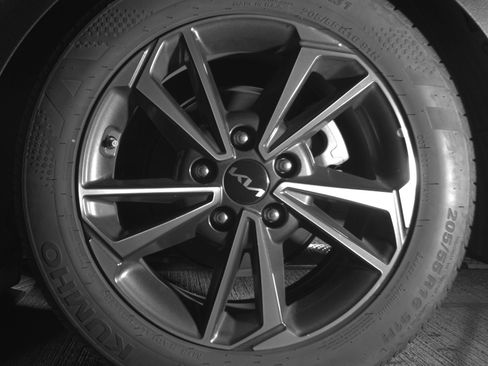 Used 2024 Kia Forte LXS image 19