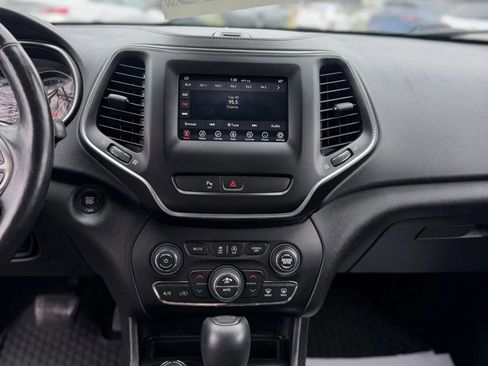 Used 2019 Jeep Cherokee Latitude Plus w/ Comfort/Convenience Group AWD/4WD image 12
