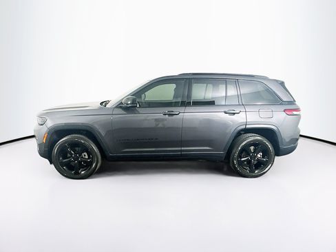 Used 2023 Jeep Grand Cherokee Altitude AWD/4WD image 4