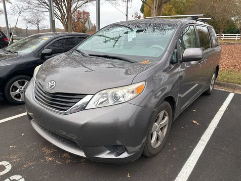 Used 2013 Toyota Sienna LE FWD image 2
