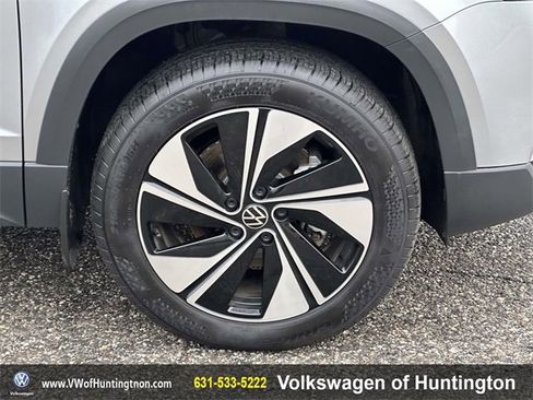 Certified 2025 Volkswagen Taos SE w/ Panoramic Sunroof Package image 11