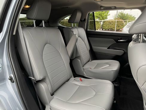 Used 2023 Toyota Highlander XLE FWD image 30