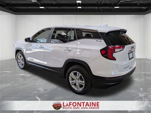 Used 2023 GMC Terrain SLE image 3