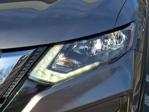 Certified 2019 Nissan Rogue SV w/ Premium Package image 9