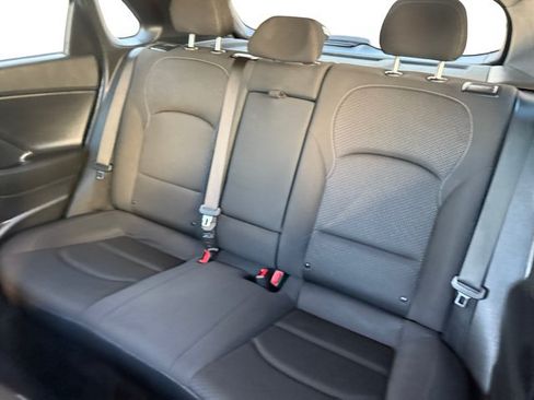Used 2019 Hyundai Elantra GT FWD image 11