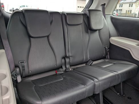 Used 2024 Kia Carnival LX image 12