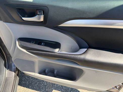 Used 2019 Toyota Highlander XLE AWD/4WD image 17