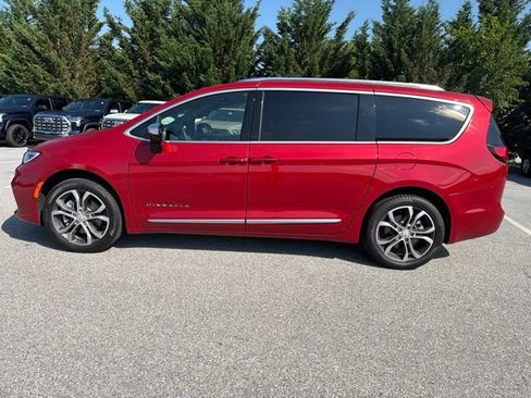 Used 2026 Chrysler Pacifica Pinnacle w/ Trailer Tow Group AWD/4WD image 5